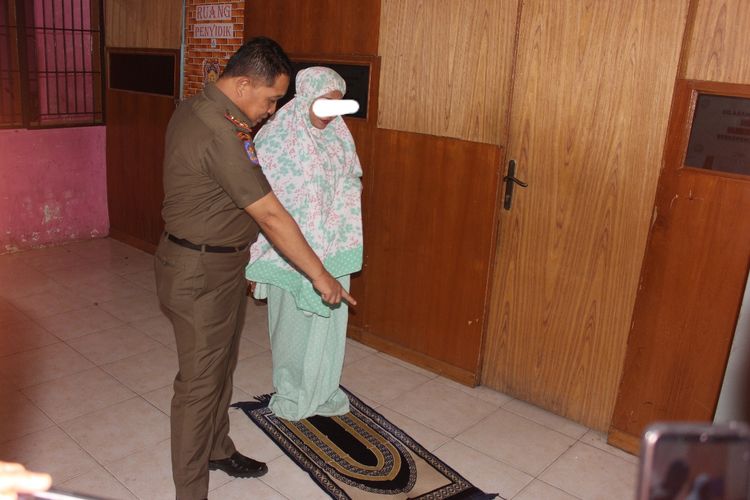 Kasatpol PP Padang Al Amin mengajari seorang wanita yang terjaring razia, Senin (24/6/2019) (Dok: Satpol PP Padang)