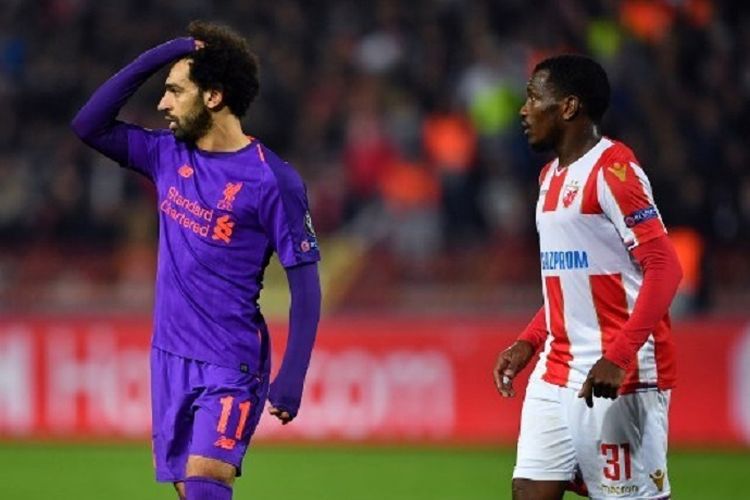 Mohamed Salah (kiri) dan El Fardou Nabouhane menunjukkan ekspresi berbeda pada laga Red Star vs Liverpool di Stadion Rajko Mitic pada lanjutan Liga Champions, 6 November 2018. 