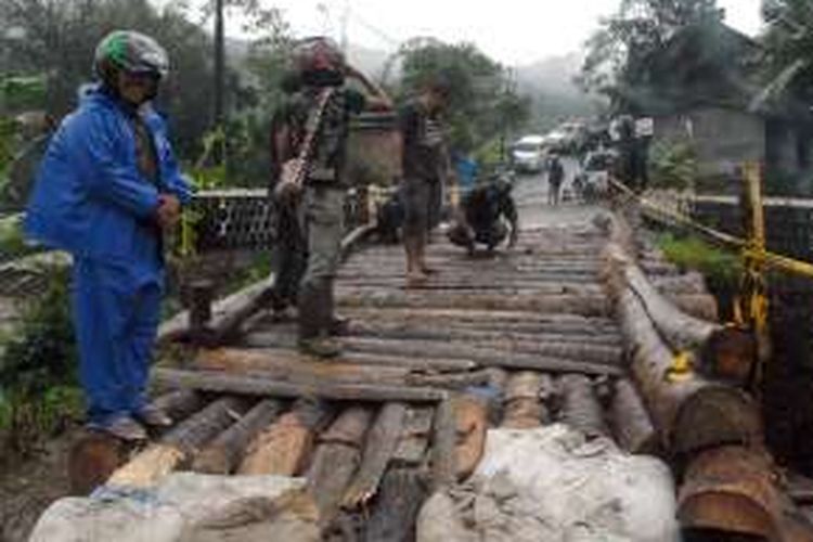 Warga bekerjabakti membuat jembatan darurat di atas Sungai Citalahab Desa Bojong Sari, Kecamatan Nyalindung, Kabupaten Sukabumi, Jawa Barat, Senin (14/3/2016). Jembatan penghubung tersebut putus setelah diterjang banjir bandang pada Jumat (11/3/2016) petang.