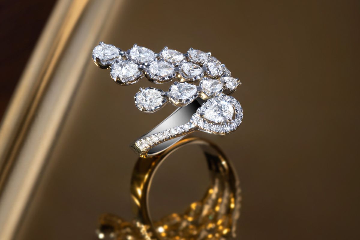 Perhiasan berlian fancy shape dalam koleksi Mondial Anniversary.