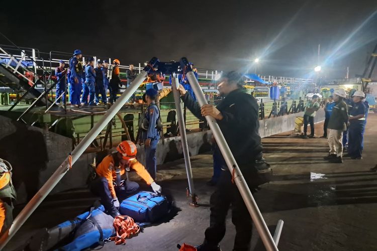Diduga Hirup Gas Beracun Saat Perbaiki Palka Kapal, 2 ABK Meninggal di Gresik