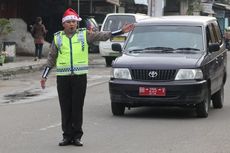 Sambut Natal, Polisi Pun Berjaga Pakai Topi Sinterklas