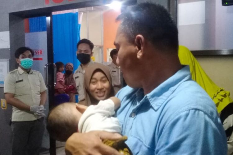Bayi korban penculikan digendong Kapolresta Kendari, Kombes pol Muhammad Eka Faturahman di ruang UGD Rumah Sakit Bhayangkara Kendari.