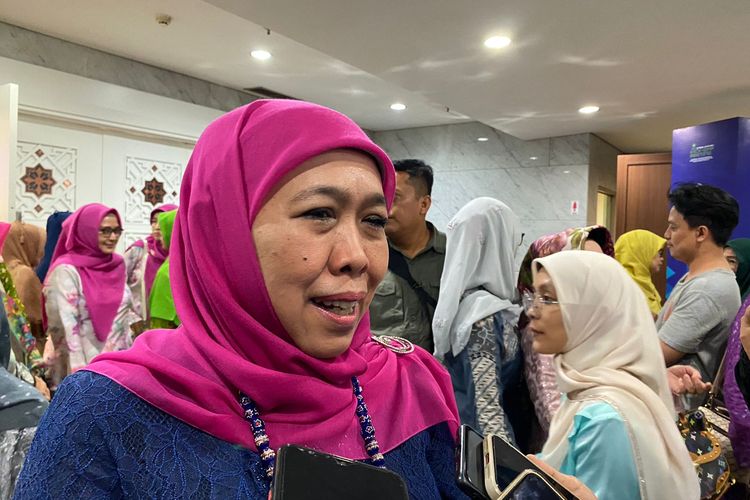 Ketua Pengurus Pusat Muslimat Nahdlatul Ulama (NU) Khofifah Indar Parawansa saat ditemui usai acara halal bihalal Pimpinan Pusat Muslimat NU di Kementerian Agama, Jakarta Pusat, Sabtu (4/5/2024). 