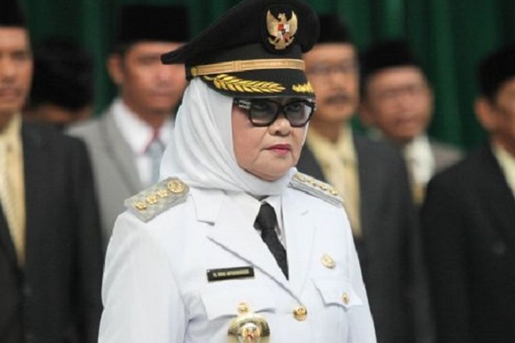 Imas Aryumningsih seusai dilantik sebagai Bupati Subang sisa masa jabatan 2013-2018 oleh Wakil Gubernur Jawa Barat, Deddy Mizwar, di Gedung Sate, Jalan Diponegoro, Kota Bandung, Kamis (8/6). 