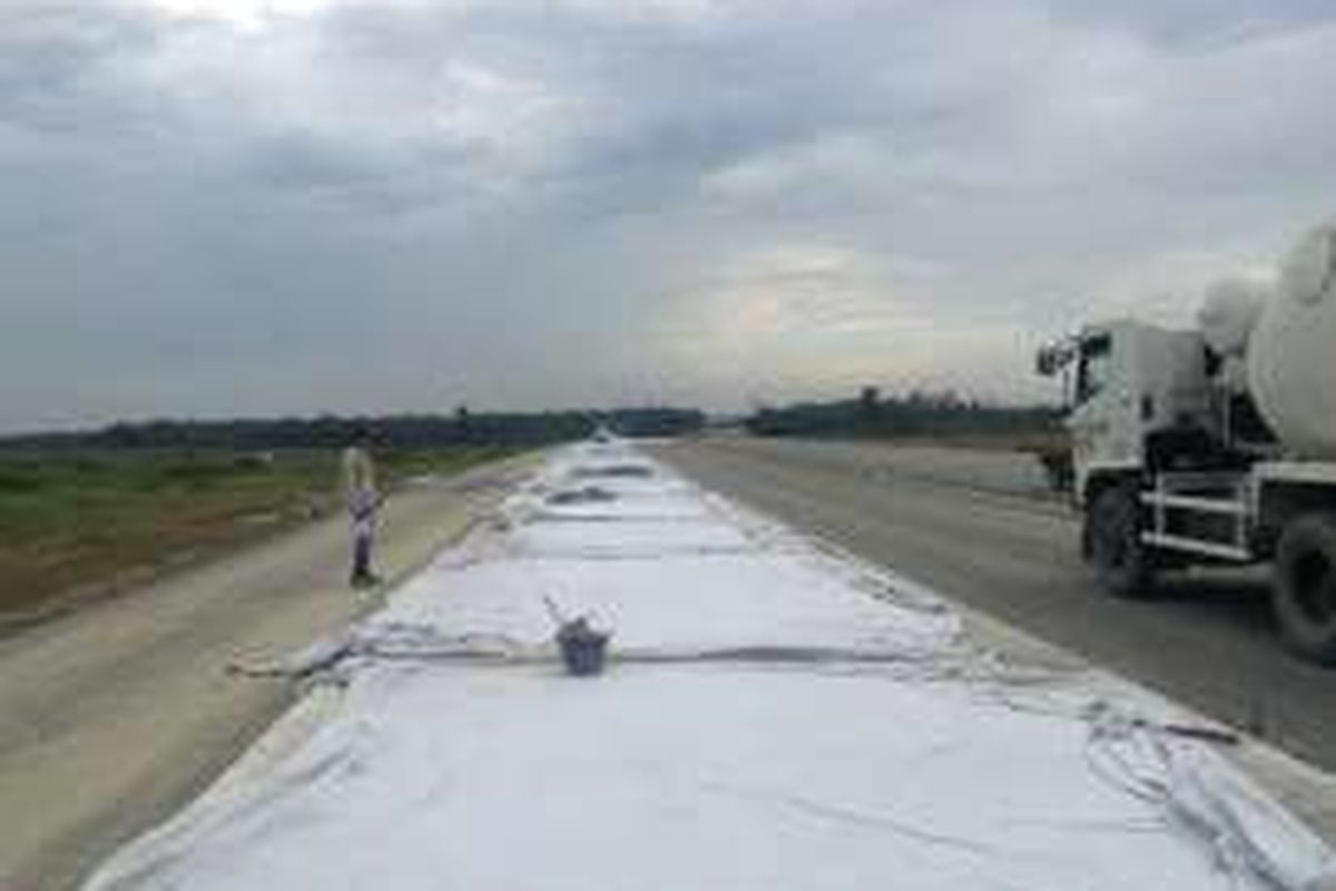 Pembangunan ruas jalan tol Medan-Kualanamu. Gambar diambil Senin (29/2/2016).