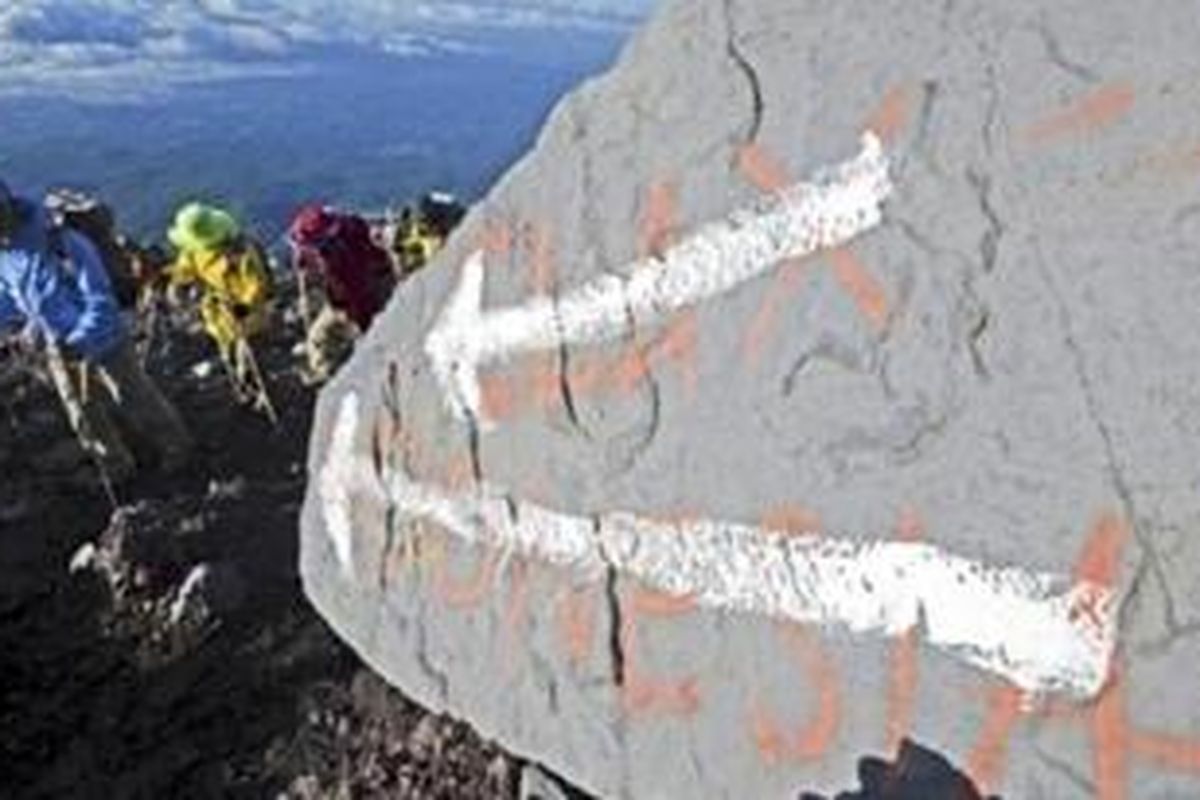 Grafiti bertuliskan Indonesia warna oranye di Gunung Fuji, Jepang yang ditayangkan Shizuoka Shimbun. Repro foto oleh Richard Susilo.