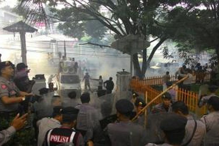 Situasi di sekitar Kantor Bawaslu Sulut saat terjadi kericuhan unjuk rasa pendukung Imba-Bobby, Jumat (4/12/2015)
