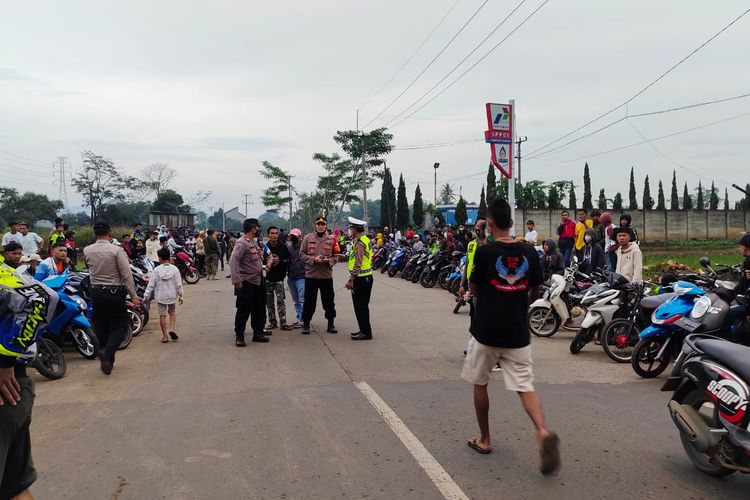 Polsek Majalaya, Polsek Selokan Jeruk, dan Polsek Paseh  bersama jajaran Forkopimcam Majalaya membubarkan aksi balap liar di Jalan Anyar Majalaya Kabupaten Bandung, Jawa Barat pada Rabu (21/4/2022) sore