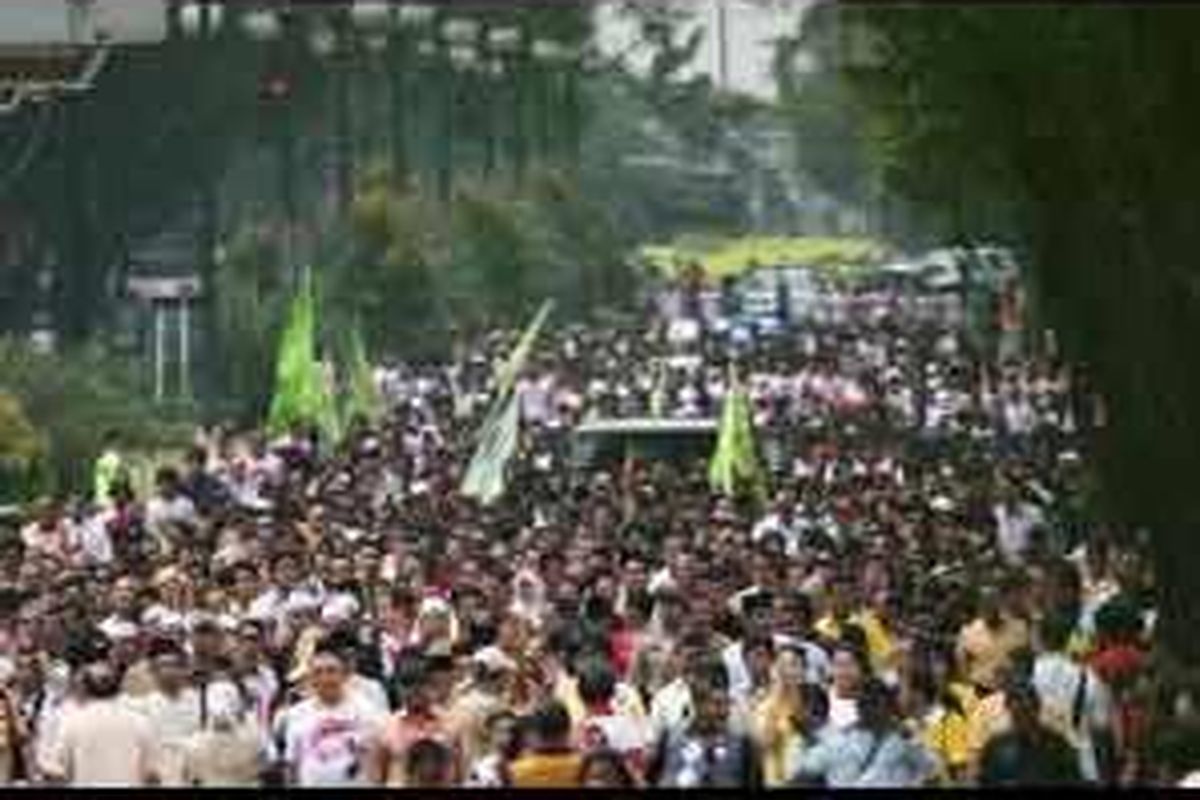 ring-iringan simpatisan pasangan calon presiden Jusuf Kalla dan calon wakil presiden Wiranto memenuhi Jalan Imam Bonjol, Jakarta, saat berjalan kaki mengantarkan pasangan capres-cawapres yang populer dengan sebutan 