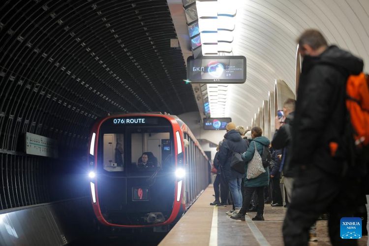 Kereta tiba di stasiun Big Circle Line di Moskow, Rusia, pada 1 Maret 2023. Moskow pada Rabu membuka Big Circle Line (BCL) sepanjang 70 km, jalur kereta bawah tanah terpanjang di dunia.