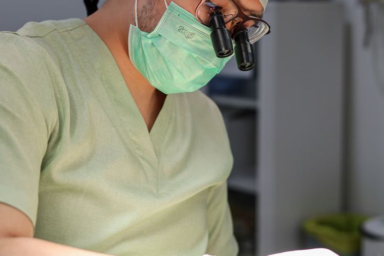 Ahli transplantasi rambut dr.Ivan Wong Sp.DVE 