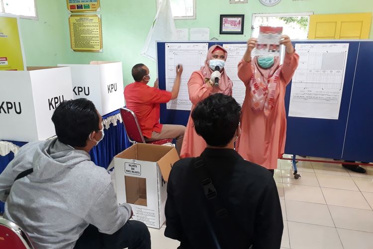 Proses penghitungan suara di TPS 01 Kelurahan Jajar Tunggal, Kecamatan Wiyung, Surabaya, Rabu (9/12/2020).
