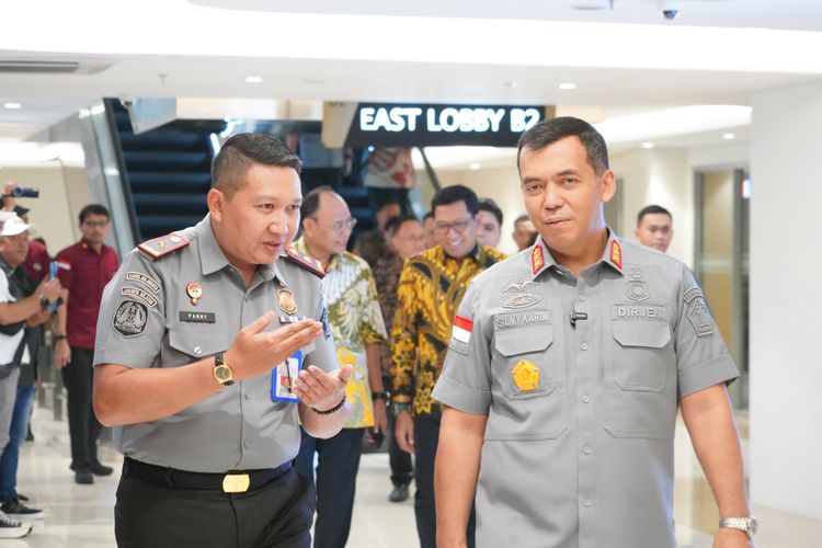 Kepala Kantor Imigrasi Jakarta Selatan, Johannes Fanny Satria (kiri) dan Direktur Jenderal Imigrasi, Silmy Karim (kanan) saat meresmikan Immigration Lounge di Pondok Indah Mall (PIM) 3, Jakarta Selatan, pada Senin (10/6/2024).