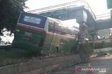 Bus Mayasari Bakti Tersangkut Pembatas Tol di Kampung Rambutan