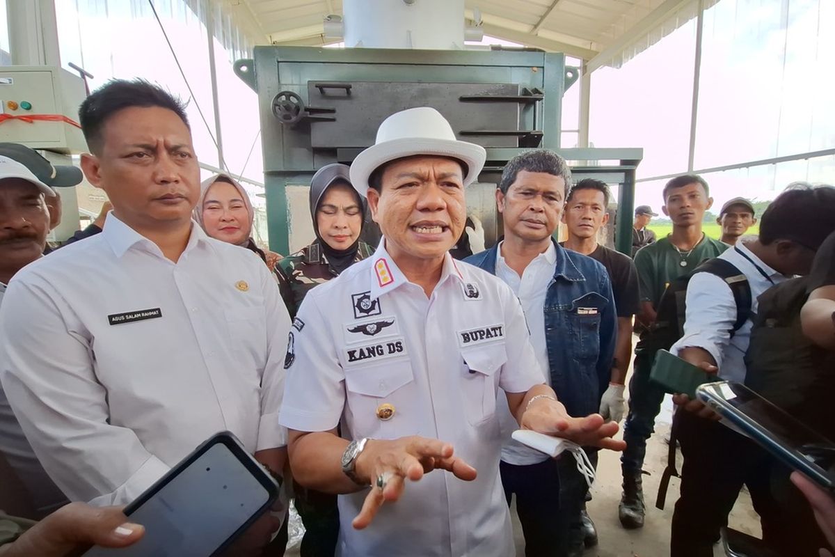 Bupati Bandung Dadang Supriatna saat diwawancarai di Soreang, Kabupaten Bandung, Jawa Barat, beberapa waktu lalu