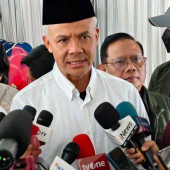 Calon presiden nomor urut 3 Ganjar Pranowo (tengah berpeci) ditemui di Surabaya, Jawa Timur, Sabtu (13/1/2024).