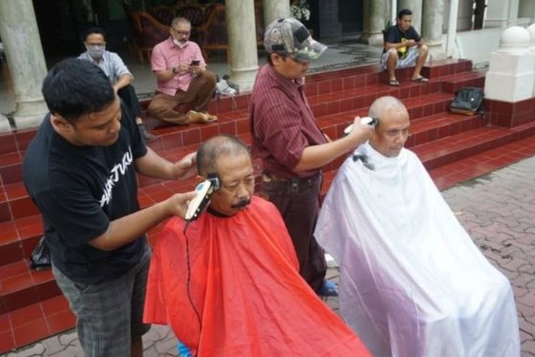 Mencukur gundul rambut, bagi masyarakat Jawa, merupakan salah satu upaya untuk menolak bala 