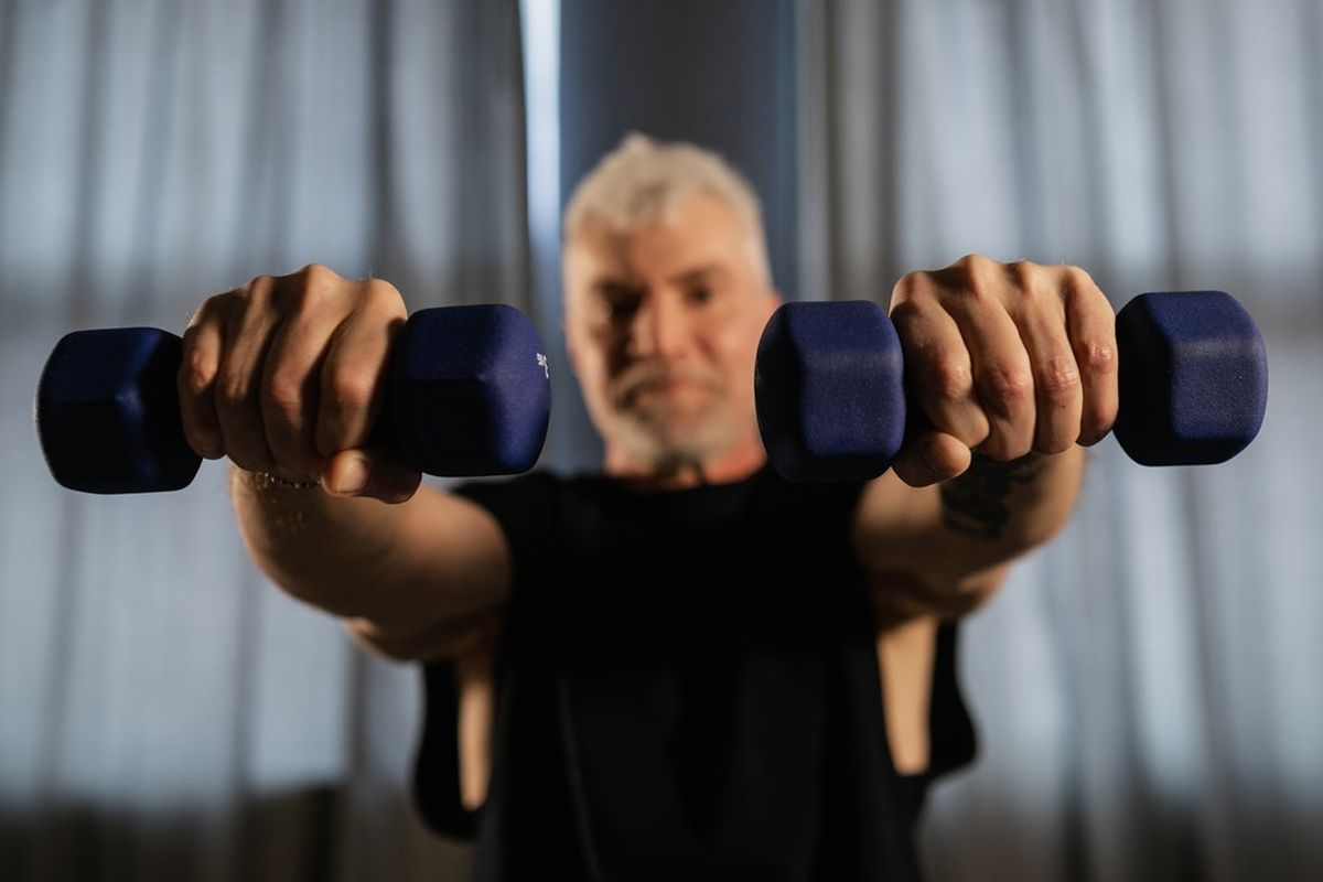 Melakukan latihan kekuatan secara teratur dapat memperlambat hilangnya massa otot dan kekuatan tulang.