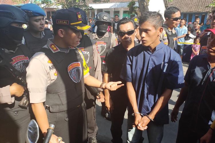 Polisi melakukan olah TKP di depan rumah korban yang motornya hilang dicuri.