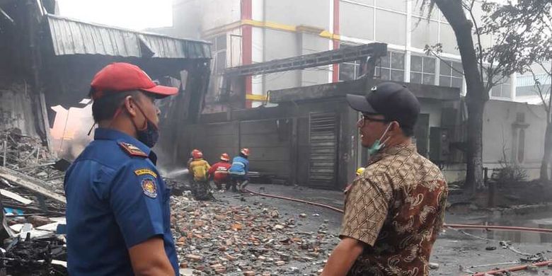 Petugas Pemadam Kebakaran tampak berjibaku memadamkan si jago merah di lokasi kejadian, Sentul, Kecamatan Babakan Madang, Kabupaten Bogor, Jawa Barat, Jumat (7/8/2020)