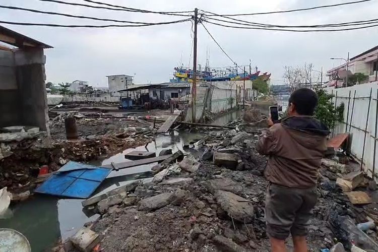 Tembok Roboh Diduga Jadi Penyebab Banjir Rob di Penjaringan Meluap ke Jalan 