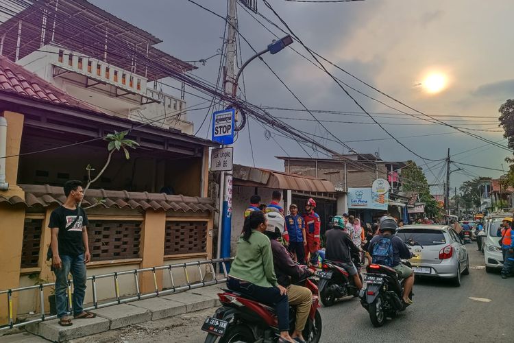 Lokasi petugas PLN tersengat listrik sampai pingsan dan bergelantungan di tiang listrik Jalan Pisangan Baru Utara, Pisangan Baru, Matraman, Jakarta Timur, Minggu (12/11/2023) sore.