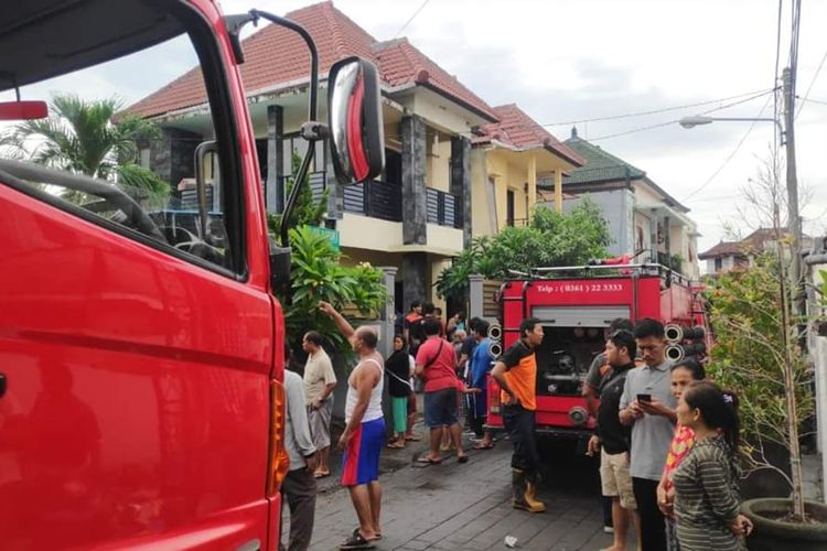 Petugas BPBD Kota Denpasar memadamkan api di lokasi, Jumat (31/1/2020).