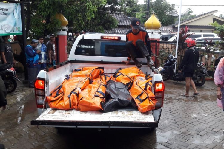 Sebanyak 50 jenazah korban tsunami Pandeglang dikumpulkan di Puskesmas Carita, Minggu (23/12/2018).