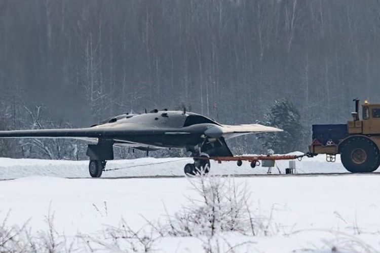 Foto yang beredar di dunia maya, menampilkan wujud drone tempur siluman Rusia yang diyakini sebagai Okhotnik-B di lintasan di Siberia.
