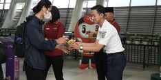 Berbagi Kehangatan Selama Ramadhan, LRT Jabodebek Siapkan 3.150 Paket Takjil untuk Pengguna