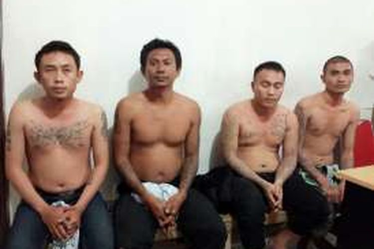 Empat orang spesialis penggarong rumah yang dibekuk aparat Polda Gorontalo. Aksi mereka dilakukan saat pemilik rumah sedang bekerja