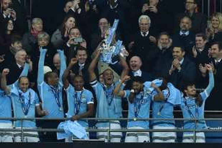 Para pemain Manchester City bersuka cita setelah menjuarai Piala Liga Inggris 2015-2016 di Stadion Wembley, Minggu (28/2/2016).