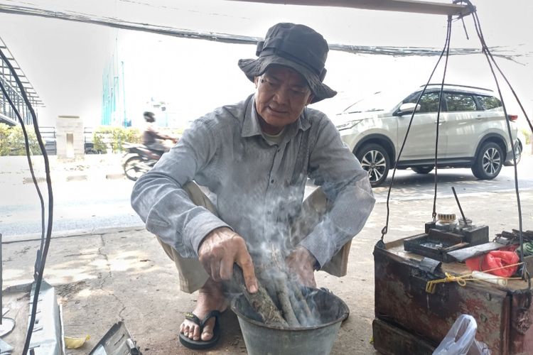 Seorang tukang patri bernama Hamid (78) saat ditemui di Jalan Ampera Raya, Cilandak Timur, Pasar Minggu, Jakarta Selatan, Kamis (5/10/2023).