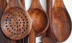 4 Cara Mencuci Alat Masak Kayu Agar Tak Cepat Rusak