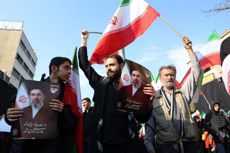 Rakyat Iran merayakan ditunjuknya Mojtaba Khamenei sebagai Pemimpin Tertinggi Iran yang baru pasca kematian sang ayah, Ali Khamenei, dalam serangan AS dan Israel.