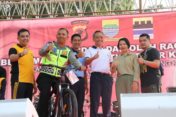 Brigadir Natan Doris mendapatkan hadiah sepeda dari Kapolrestabes Bandung Kombes Pol Irman Sugema atas aksi nekatnya menghentikan mobil pelanggar lalu lintas. 