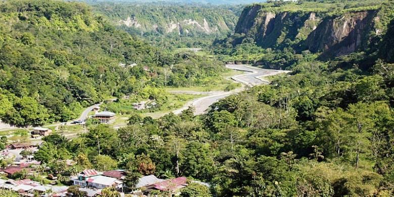 Ngarai Sianok di Kota Bukittinggi, Sumatera Barat, merupakan salah satu jalur yang disukai komunitas pesepeda. Jalur yang berkelok-kelok dan pemandangan alamnya yang indah itu membuat jalur ini sering dilintasi para pesepeda. Foto diambil pada 27 April 2014.
