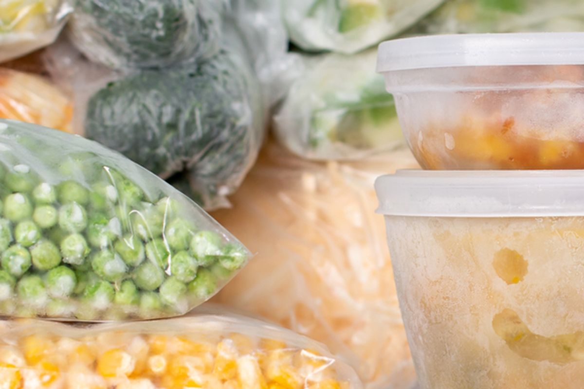 Ilustrasi menyimpan sayuran di freezer. 