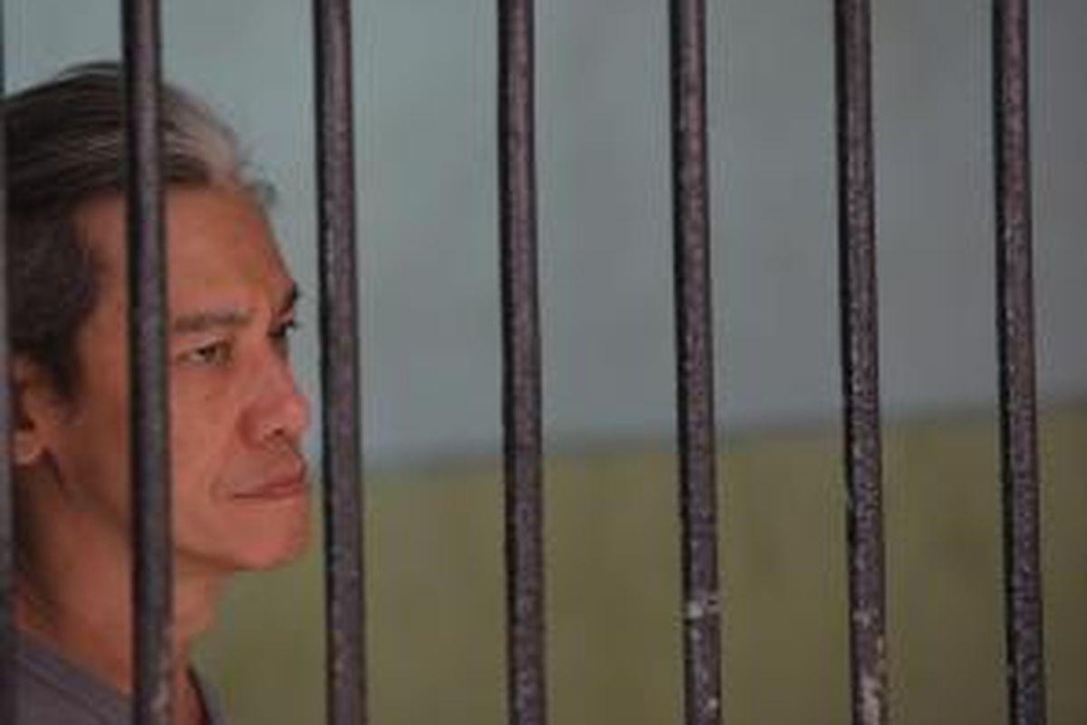 Terdakwa kasus narkoba Fariz RM menunggu dimulainya persidangan di ruang tahanan khusus Pengadilan Negeri Jakarta Selatan, Senin (16/3/2015). Artis Fariz RM ditangkap polisi pada 6 Januari 2015 lalu dengan dugaan menggunakan narkoba.

