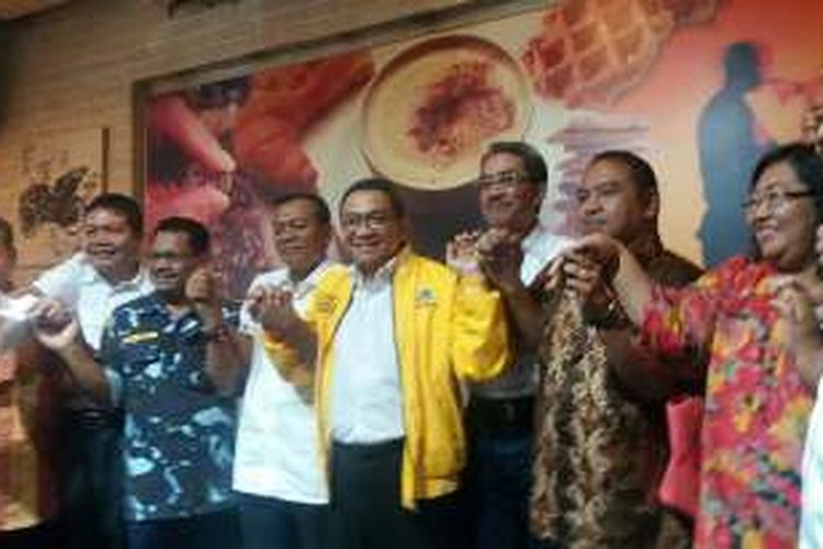 Ketua DPP Partai Golkar, Indra Bambang Utoyo (jaket kuning) menyatakan kesiapannya maju menjadi calon ketua umum Partai Golkar, Jumat (26/2/2016)