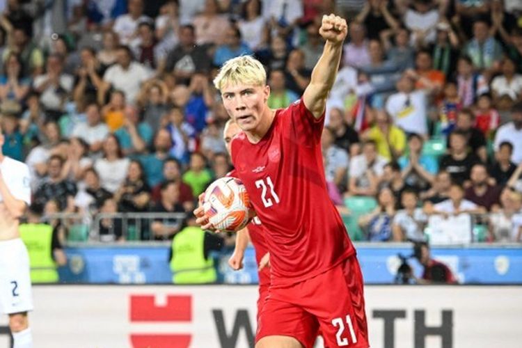 Penyerang timnas Denmark, Rasmus Hojlund, merayakan gol ke gawang Slovenia dalam laga Kualifikasi Euro 2024 yang digelar di Stadion Stozice, Ljubljana, pada 19 Juni 2023. Terkini, Hojlund dikabarkan menjadi buruan utama Manchester United. (Photo by Jure Makovec / AFP)