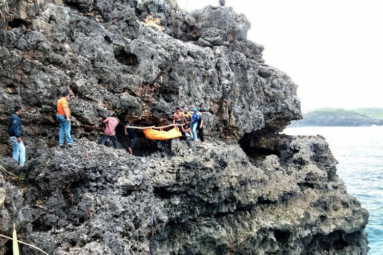Proses evakuasi jenazah Rofiq, pemancing yang tewas terjatuh dari tebing Semar di Pantai Selatan Blitar, Minggu (29/8/2021)