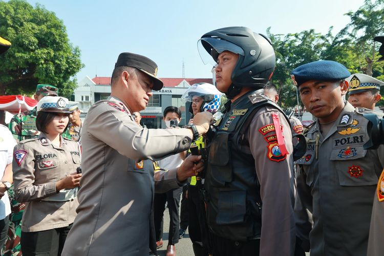 Kapolda Jatim, Irjen Pol Imam Sugianto saat memasangkan bodycam ke anggotanya di Mapolrestabes Surabaya, Rabu (20/12/2023).