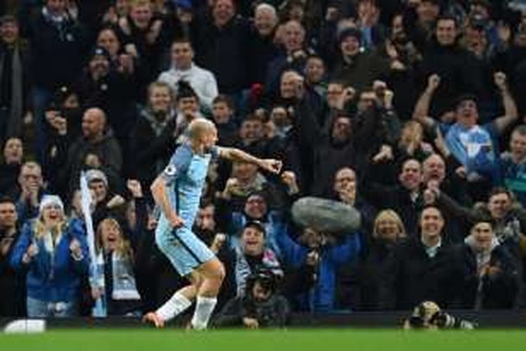 Bek Manchester City, Pablo Zabaleta, merayakan golnya ke gawang Watford pada lanjutan Premier League, Rabu (14/12/2016).