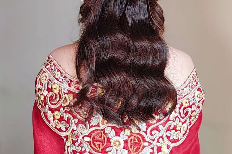 Model dengan tatanan rambut half-up braided waves.