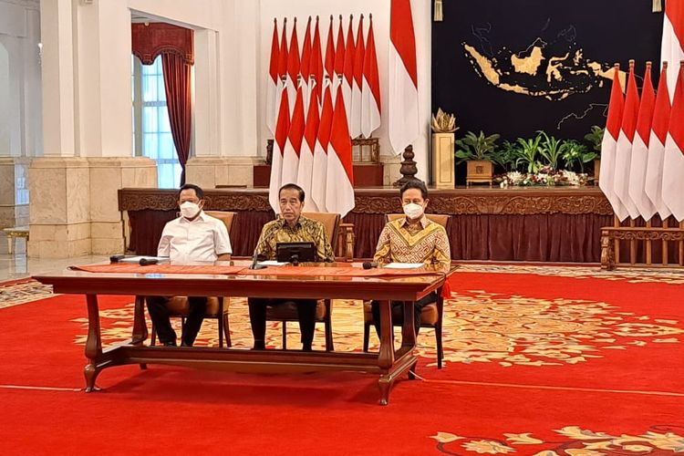 President Joko Widodo (center) announces the revocation of the Enforcement of Restrictions on Community Activities (PPKM) at the State Palace in Jakarta on Friday, December 30, 2022. The President is accompanied by Minister of Home Affairs Tito Karnavian (left) and Minister of Health Budi Gunadi Sadikin (right). 
