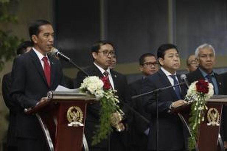 Presiden Joko Widodo didampingi Ketua DPR Setya Novanto (kanan) dan Wakil Ketua DPR Fadli Zon (tengah) memberikan keterangan pers seusai pertemuan di ruang Nusantara IV gedung MPR/DPR/DPD, Senayan, Jakarta, Senin (6/4/2015). Pertemuan Presiden Jokowi dan DPR ini membahas sejumlah isu, salah satunya terkait pencalonan Komjen Badrodin Haiti sebagai Kepala Polri. KOMPAS IMAGES/RODERICK ADRIAN MOZES