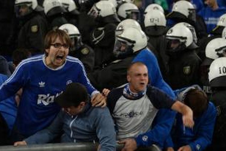 Polisi antihuru-hara menyerbu kelompok suporter Schalke 04 yang dianggap membentangkan spanduk provokatif pada laga play-off kualifikasi Liga Champions lawan PAOK Thessaloniki di Veltins-Arena, Rabu atau Kamis (22/8/2013) dini hari WIB. Indakan polisi ini dinilai berlebihan, karena menggunakan semprotan air cabe dan peluru karet.