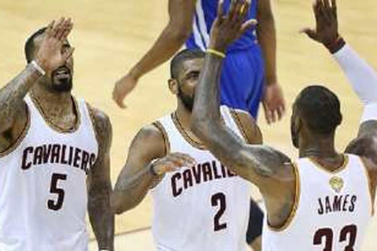Para pemain Cleveland Cavaliers mereyakan kemenangan di gim ke 6